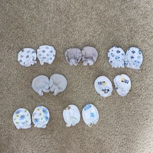 7 pair of baby boy gloves